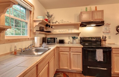 Cherokee Cabin | Smoky Mountain Basecamp ~ 5 Mins to Harrah Casino
