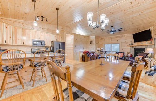 Hartford Cabin | Smoky Mountain Cabin Rental w/Hot Tub & Views!