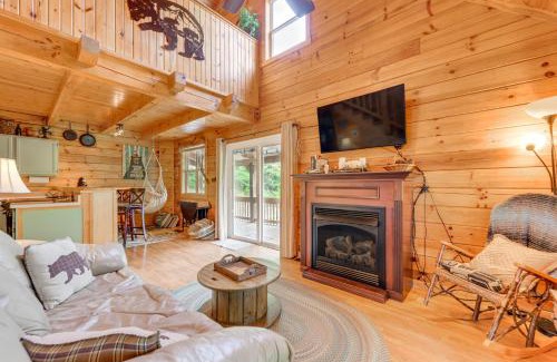 Hartford House | Smoky Mountain Log Cabin Close to Rafting!