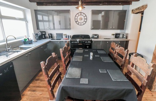 Marske-by-the-Sea Cottage | SMUGGLER'S HATCH, pet friendly, with a garden in Marske-By-The-Sea