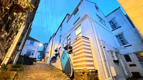 St Ives Apartment | SMUGGLERS HIDE or SMUGGLERS CABIN - EITHER a 2 Bedroom FISHERMANS COTTAGE with Childs Bunk and HARBOUR VIEWS - OR a ground floor private small CABIN ROOM - 10 Metres To Sea Front - Book Both for a 3 Bed House - 2023 GLOBAL REFURBISHMENT AWARD WINNER