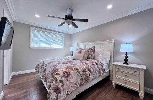 Hermosa Village House | Snazzy 6 Bedroom 3 bath pool home 1/2 mile walk to Disney