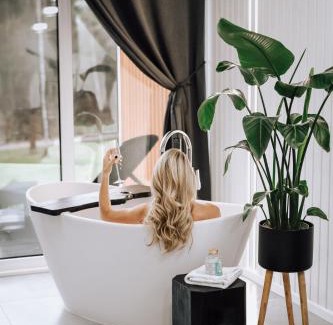 Madona Villa | Sniegi design cabin with included sauna and jacuzzi