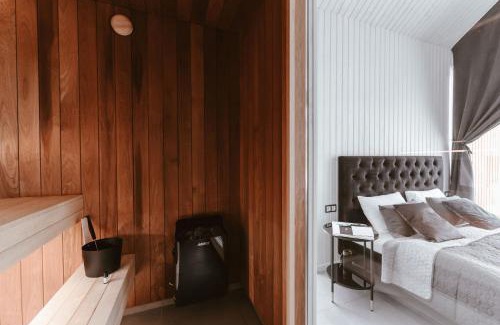 Madona Villa | Sniegi design cabin with included sauna and jacuzzi