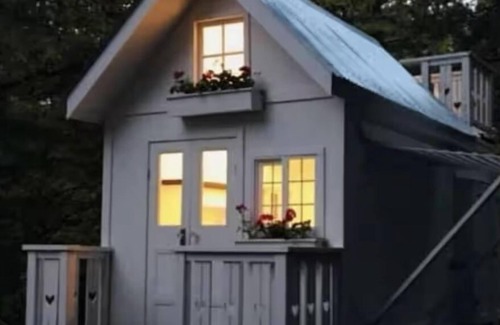 Hayesville Cottage | Snow White Cottage by Creek – Cozy Retreat with Fireplace, Petting Zoo & Firepit