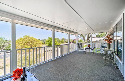 Kerrville House | Snowbird-friendly house with game room, full kitchen, balcony, & W/D