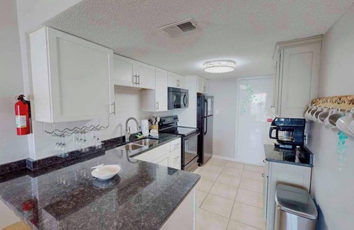 Gulf Shores Apartment | Snowbirds Welcome|Beach|Pool|Boat Marina|Sleeps 6!