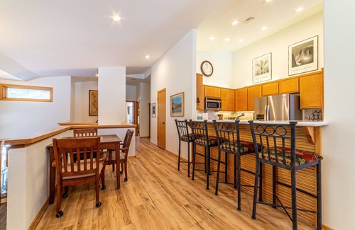 Mammoth Lakes House | Snowcreek Mammoth Mountain & Golf Course View Home. Family & Pet-Friendly!
