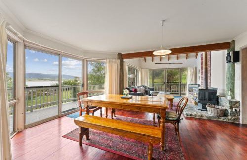 East Jindabyne House | Snowgums on the Lake - Charming 4BR Home l Amazing Lake Views l Balcony