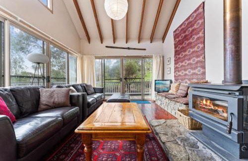 East Jindabyne House | Snowgums on the Lake - Charming 4BR Home l Amazing Lake Views l Balcony