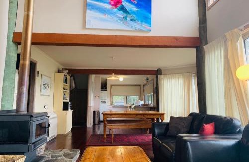 East Jindabyne House | Snowgums on the Lake - Charming 4BR Home l Amazing Lake Views l Balcony