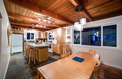 Glacier House | Snowline Cabin 66 - Hot Tub - Wi-Fi - 3 Bedroom - Sleeps 10