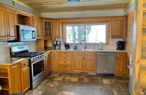 Au Train House | Snowmobile Friendly! Ample Parking-only 1 block to trail! Clean w cozy Fireplace
