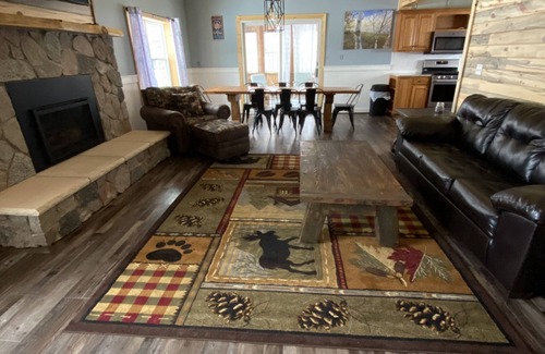 Au Train House | Snowmobile Friendly! Ample Parking-only 1 block to trail! Clean w cozy Fireplace