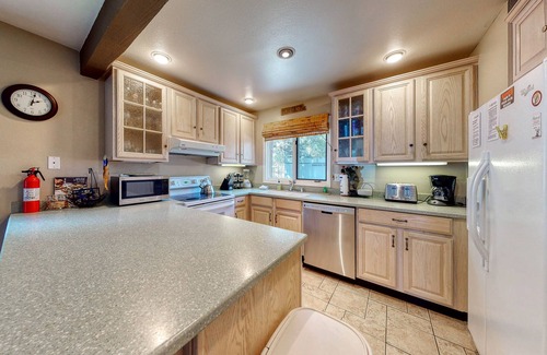 Mammoth Lakes Condo | Snug dog-friendly house in downtown Mammoth Lakes w/shared pool & hot tub