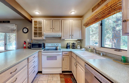 Mammoth Lakes Condo | Snug dog-friendly house in downtown Mammoth Lakes w/shared pool & hot tub