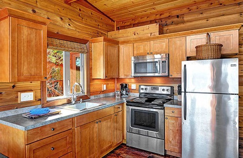 Friday Harbor Cabin | Snug Harbor Resort and Marina - Two Bedroom Water View Queen & Twin Beds