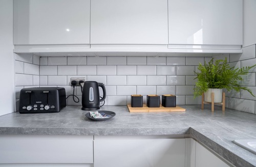 Anniesland House | Snug Modern Home in The West End of Glasgow