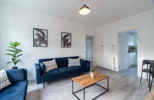Anniesland House | Snug Modern Home in The West End of Glasgow