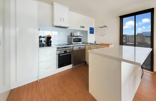 Portland Apartment | Soak up the seaside breeze and enjoy uninterrupted sea views!