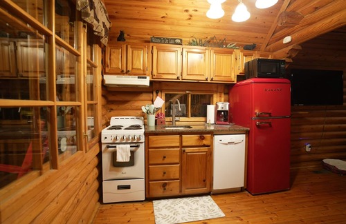 Sevierville Cabin | Soaky Mtn 1 Mile~Convention Center 1 Mile~Hot Tub