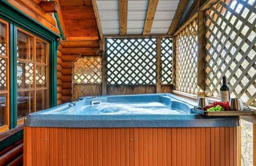Sevierville Cabin | Soaky Mtn 1 Mile~Convention Center 1 Mile~Hot Tub