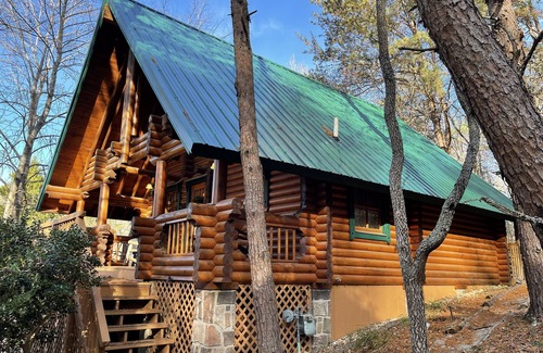 Sevierville Cabin | Soaky Mtn 1 Mile~Convention Center 1 Mile~Hot Tub