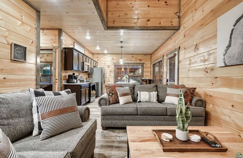Sevierville Ski Chalet | 🌊Soaky Mtn 🐻 Natl Park 🏌️‍♀️Golf Club🔥Hot Tub🏒Air Hockey ⛳️Golden Tee 🎥Movie Room