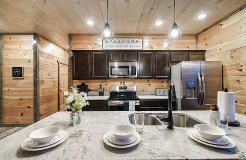 Sevierville Ski Chalet | 🌊Soaky Mtn 🐻 Natl Park 🏌️‍♀️Golf Club🔥Hot Tub🏒Air Hockey ⛳️Golden Tee 🎥Movie Room