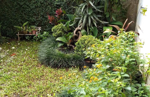 Jordanopolis House | Sobrado Comfortable with lots of green. Garden on site and square in front.