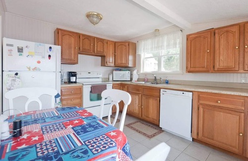 Montville Cottage | Social Distancing Haven on Oxoboxo Lake. Direct Lakefront