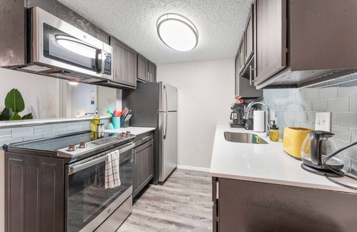 Dawson Apartment | Soco 2BR Comfy Suite w Pool King bed Fast Wifi