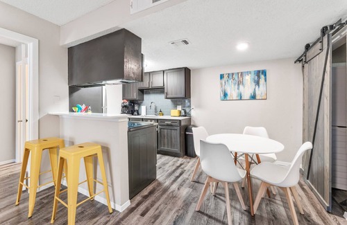 Dawson Apartment | Soco 2BR Comfy Suite w Pool King bed Fast Wifi