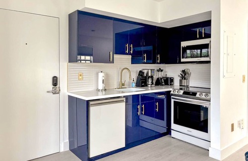 South Pointe Condo | SOFI Easy Walk to Beach, Grill, Pool & More!