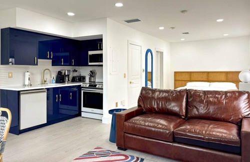 South Pointe Condo | SOFI Easy Walk to Beach, Grill, Pool & More!