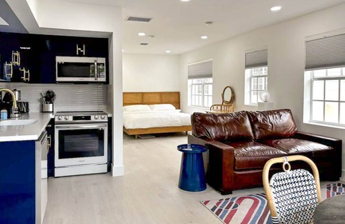 South Pointe Condo | SOFI Easy Walk to Beach, Grill, Pool & More!