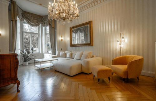 Hohenfelde Apartment | Soirée Villa - Elegant Stay with Garden and Party Room