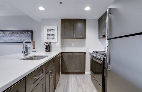 Court House Apartment | Sojourn | Courtland Towers Metro Accessible