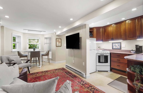Capitol Hill Apartment | Sojourn Warm Capitol Hill Stay Near Eastern Market