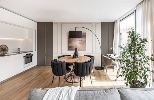 Ciudad Jardin Apartment | Sol - 1 bedroom, shared pool in Ciudad Jardín