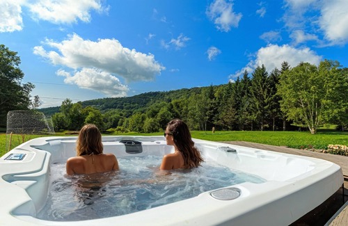 Margaretville Ski Chalet | SOL® Catskills Mnt view, Sauna, Hot Tub, Fire Pit, Min to Plattekill & Belleayre