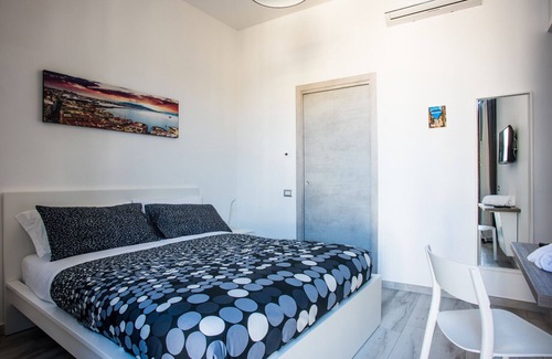 Naples City Centre Bed & Breakfast | Solarium al Duomo - Suite 1 by Wonderful Italy