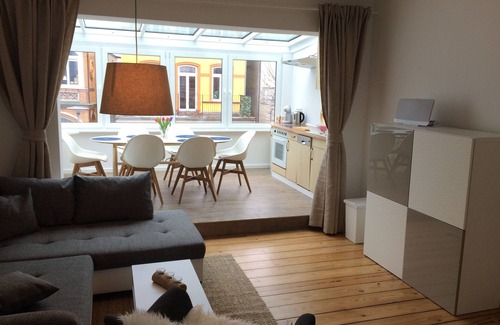 Warnemuende Apartment | "Sonnensegler" Inside Outside: It could not be more central - with conservatory