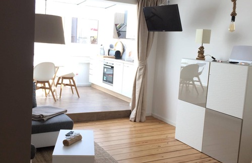 Warnemuende Apartment | "Sonnensegler" Inside Outside: It could not be more central - with conservatory