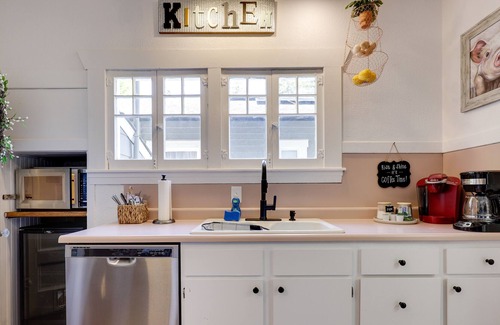 Santa Rosa Cottage | Sonoma Wine Country Cottage w/ Patio + Fire Pit!