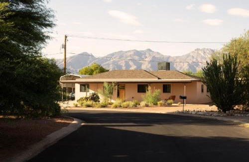 Tucson House | Sonoran Peach House - Lux Kitchen Mt View Flex Rm