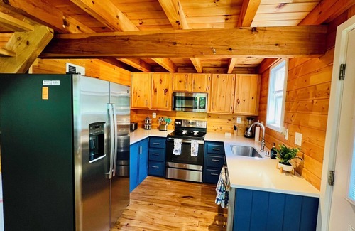 Slaty Fork Cabin | Soothing 4-bedroom cabin with Hot tub in Minehaha Springs