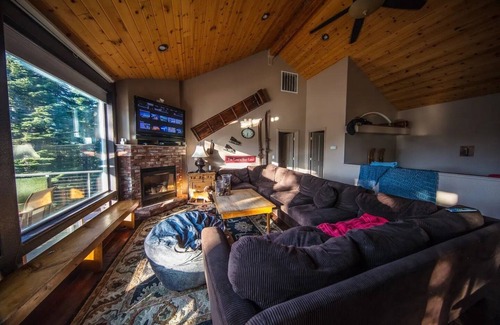 Country Club Estates House | Soothing 5-bedroom house with WiFi and Hot Tub in South Lake Tahoe