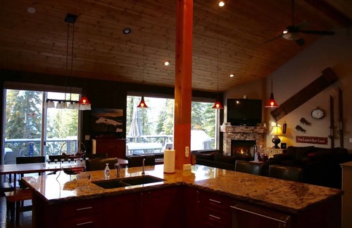 Country Club Estates House | Soothing 5-bedroom house with WiFi and Hot Tub in South Lake Tahoe
