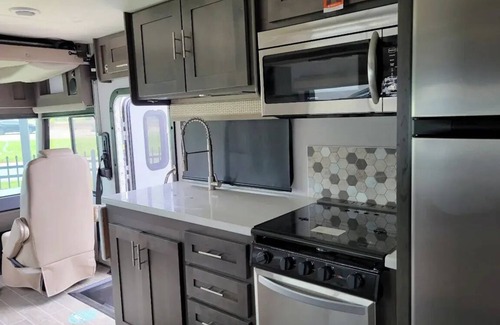 Norvelt House | Soothing RV with AC in charming Mount Pleasant/2021 Georgetown 5 Series 31L5